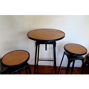 Bartafel met barkrukken