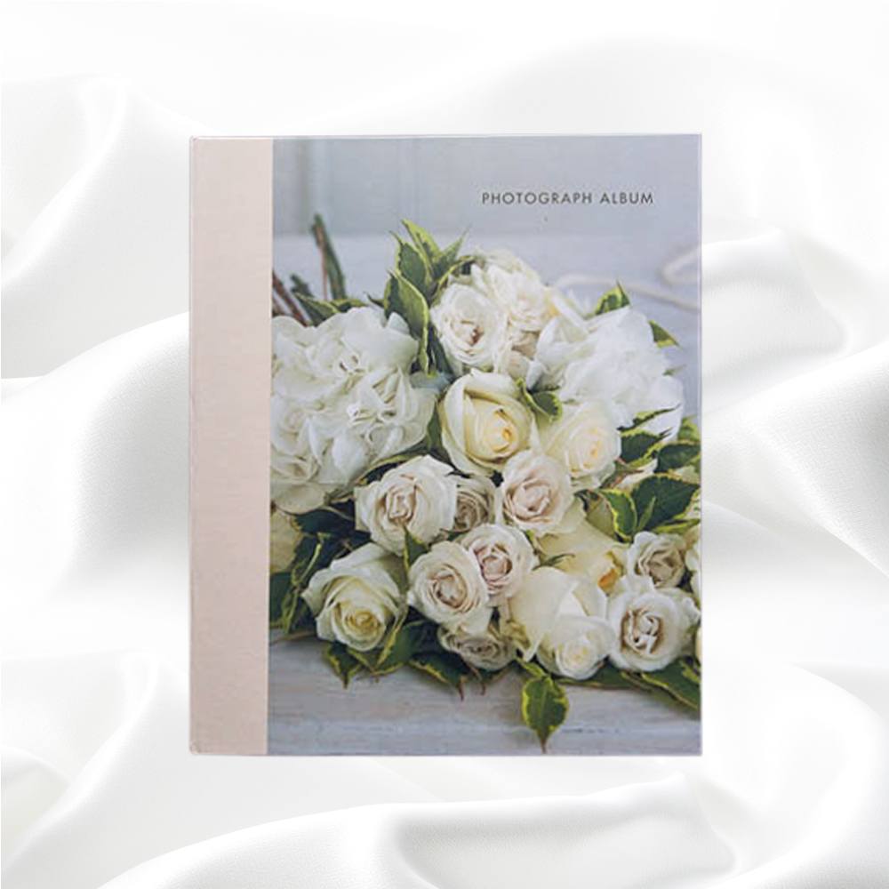 Fotoalbum met een bos rozen voorop