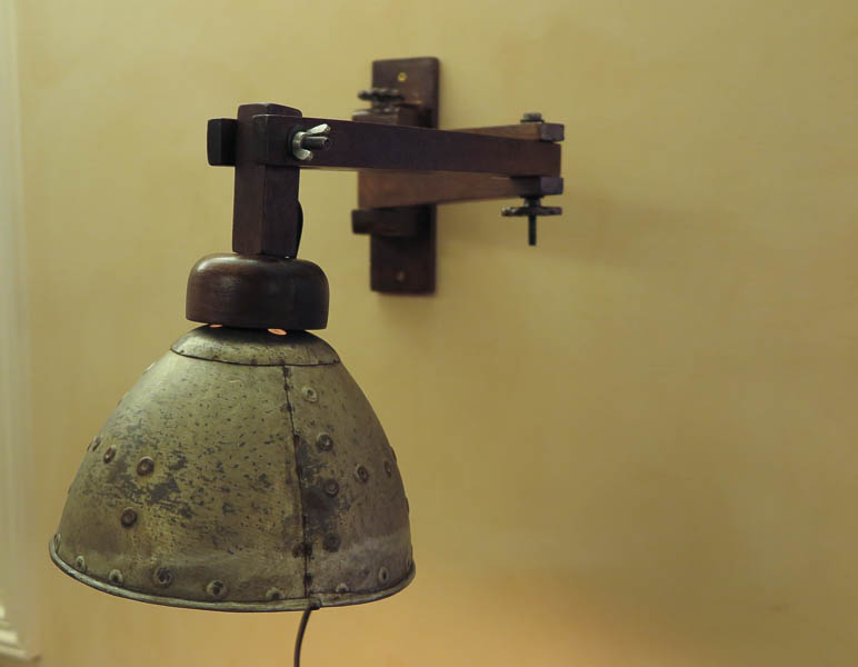 Wandlamp houten arm, blikken kap