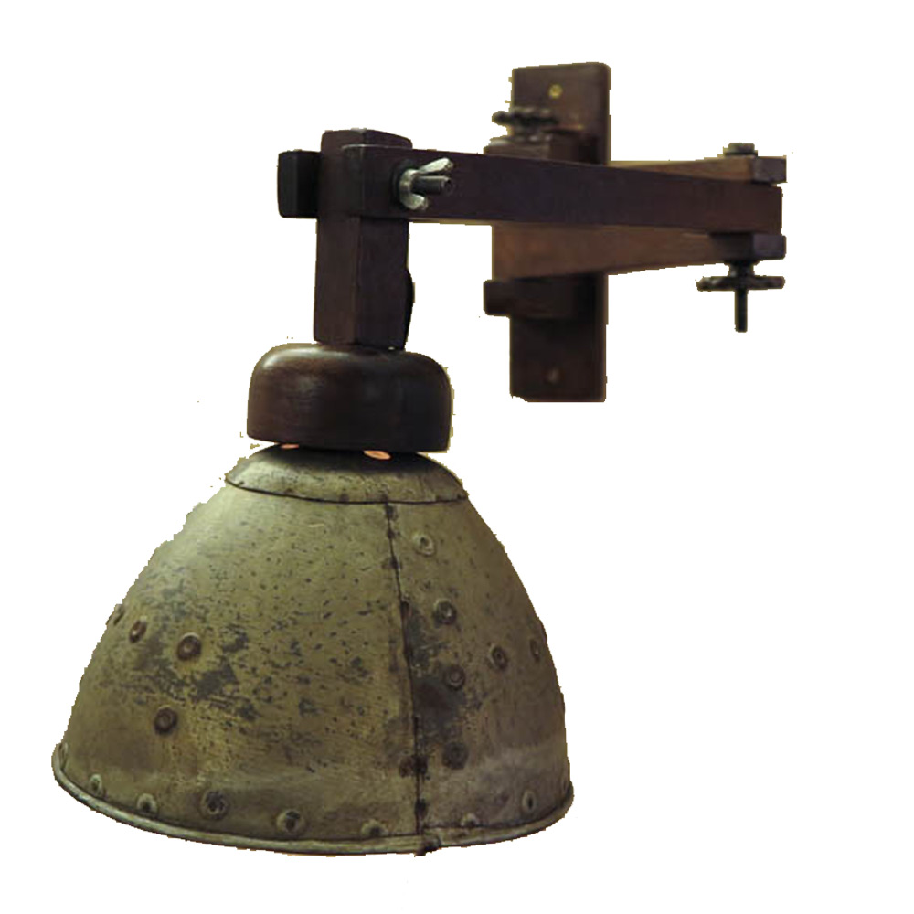 Wandlamp houten arm, blikken kap Wandlamp houten arm, blikken kap
